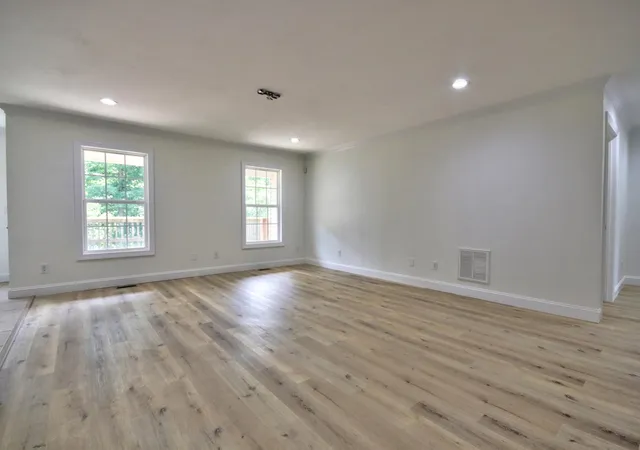 Photo 3 of Single family home for sale at 422 Scarlet Oak Dr, London, KY 40741 | MLS# 26016678 | Listing updated on 2026-10-13