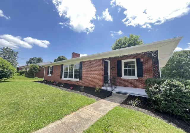 Homes for sale in Harrodsburg, KY | 430 College Manor, Harrodsburg, KY 40330 | MLS# 26015554