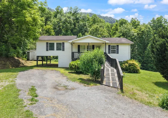 Homes for sale in Bledsoe, KY | 327 Day Hollow, Bledsoe, KY 40810 | MLS# 26015806