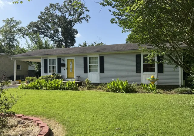Homes for sale in Murray, KY | 1713 College Farm Rd, Murray, KY 42071 | MLS# 26015444