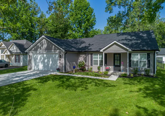 Homes for sale in Paducah, KY | 1915 Evelyn Dr, Paducah, KY 42003 | MLS# 26015940