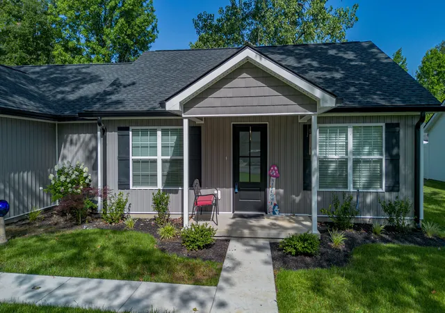 Homes for sale in Paducah, KY | 1915 Evelyn Dr, Paducah, KY 42003 | MLS# 26015940
