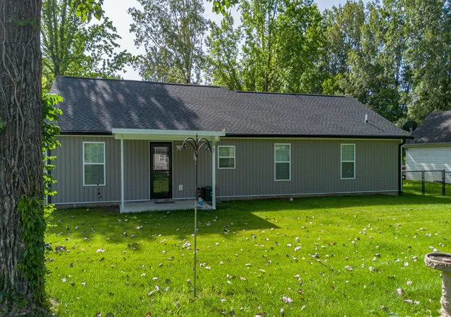 Homes for sale in Paducah, KY | 1915 Evelyn Dr, Paducah, KY 42003 | MLS# 26015940