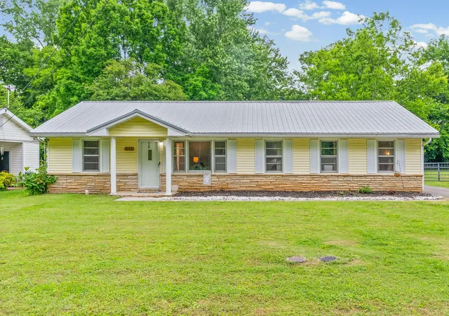 Homes for sale in Hopkinsville, KY | 112 Pardue Ln, Hopkinsville, KY 42240 | MLS# 26015475