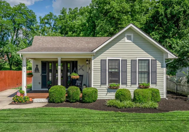 Homes for sale in Midway, KY | 250 N Winter St, Midway, KY 40347 | MLS# 26015702