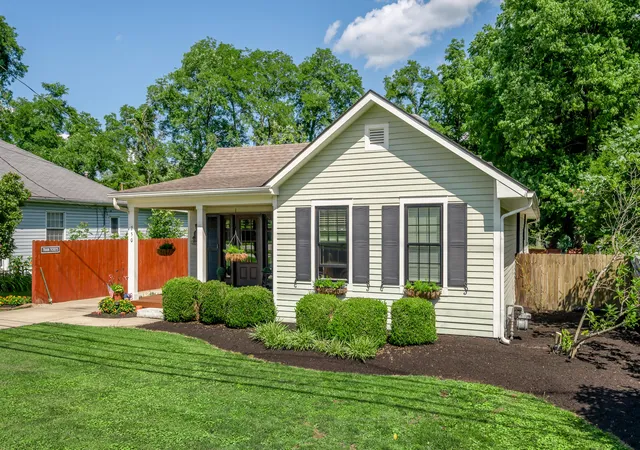 Homes for sale in Midway, KY | 250 N Winter St, Midway, KY 40347 | MLS# 26015702
