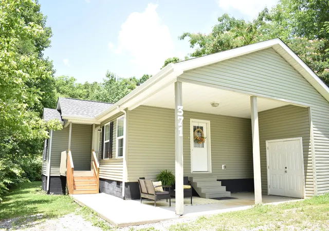 Homes for sale in Middlesboro, KY | 371 Eagle Ln, Middlesboro, KY 40965 | MLS# 26015539