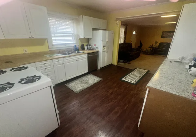 3rd image of 2145 Dixie Ave, Paducah, KY 42003 | MLS# 26015560