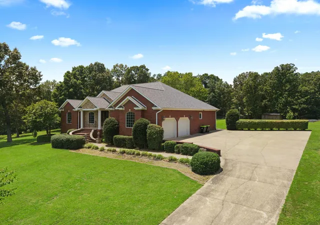 Homes for sale in Benton, KY | 1075 Bent Creek Dr, Benton, KY 42025 | MLS# 26016000
