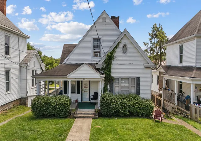 Homes for sale in Winchester, KY | 221 S Highland St, Winchester, KY 40391 | MLS# 26015897