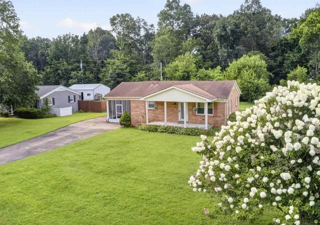 Homes for sale in Mayfield, KY | 135 Southern Hts, Mayfield, KY 42066 | MLS# 26017517