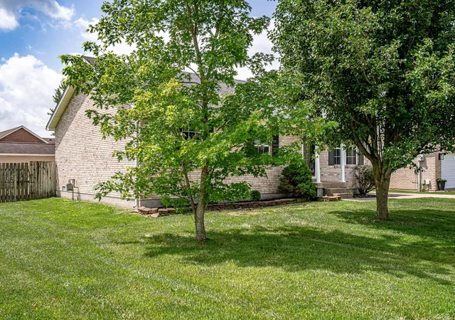 Homes for sale in Shepherdsville, KY | 472 Beechcliff Cir, Shepherdsville, KY 40165 | MLS# 26015656