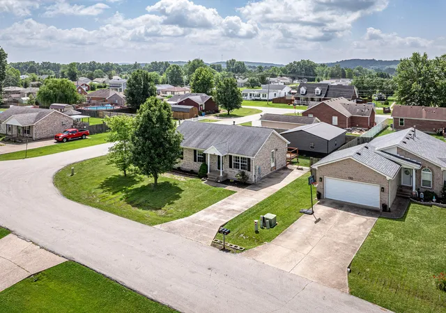 Homes for sale in Shepherdsville, KY | 472 Beechcliff Cir, Shepherdsville, KY 40165 | MLS# 26015656