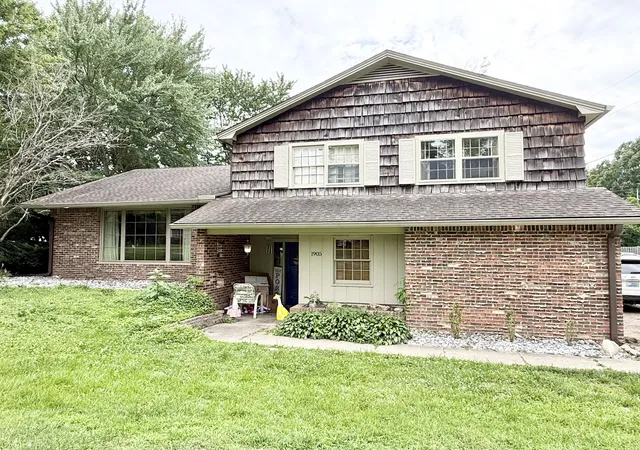 Homes for sale in Murray, KY | 1905 Gatesborough Cir, Murray, KY 42071 | MLS# 26015815