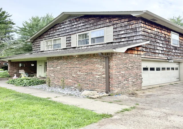 Homes for sale in Murray, KY | 1905 Gatesborough Cir, Murray, KY 42071 | MLS# 26015815