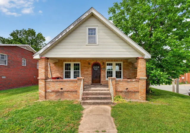 Homes for sale in Benton, KY | 200 W 12th St, Benton, KY 42025 | MLS# 26015712