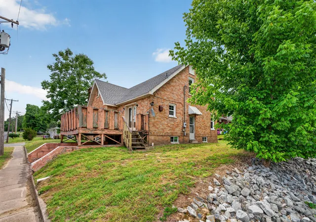 Homes for sale in Benton, KY | 200 W 12th St, Benton, KY 42025 | MLS# 26015712