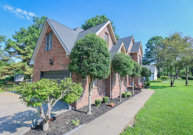 Photo 3 of Single family home for sale at 16 Greenwood Pl, Paducah, KY 42003 | MLS# 26016647 | Listing updated on 2026-09-17