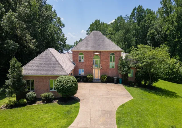 Homes for sale in Murray, KY | 133 Windward Ln, Murray, KY 42071 | MLS# 26015958