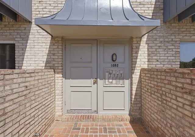 Photo 2 of Sale Pending at 1092 Armstrong Ml Rd #B, Lexington, KY 40517 | MLS# 26015907 | Listing updated on 2026-09-08