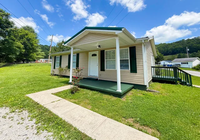 Homes for sale in Manchester, KY | 48 Crescent Rd, Manchester, KY 40962 | MLS# 26015780
