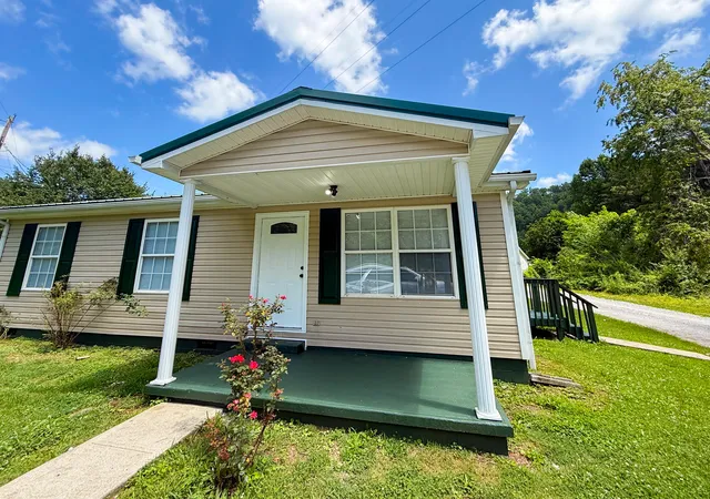 Homes for sale in Manchester, KY | 48 Crescent Rd, Manchester, KY 40962 | MLS# 26015780
