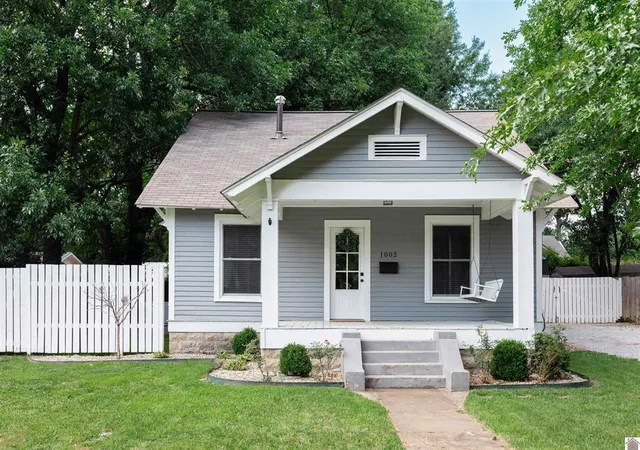 Homes for sale in Murray, KY | 1002 Olive St, Murray, KY 42071 | MLS# 26015768