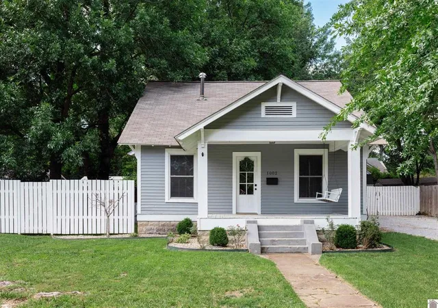 Homes for sale in Murray, KY | 1002 Olive St, Murray, KY 42071 | MLS# 26015768