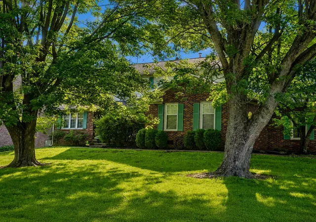 2nd image of 111 Lone Oak Dr, Nicholasville, KY 40356 | MLS# 26016052