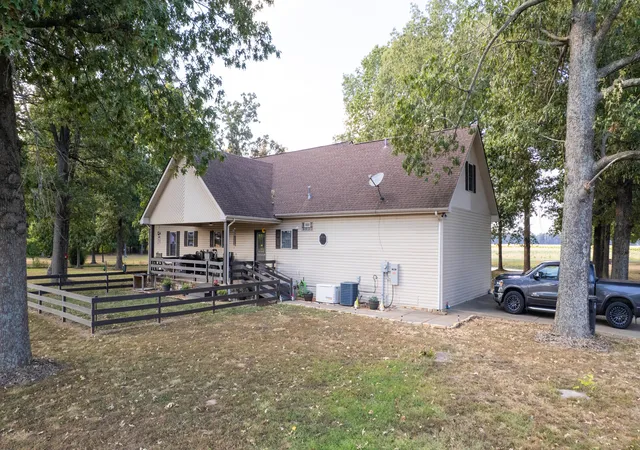 Homes for sale in Murray, KY | 1239 Caldwell Rd, Murray, KY 42071 | MLS# 26015777