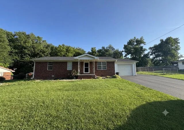 Homes for sale in Russell Springs, KY | 297 Oak St, Russell Springs, KY 42642 | MLS# 26015798