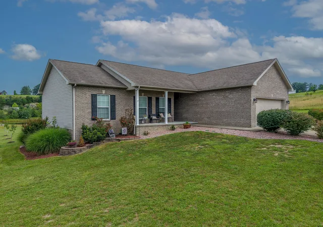 Homes for sale in Morehead, KY | 27 Dale Hollow Dr, Morehead, KY 40351 | MLS# 26017834