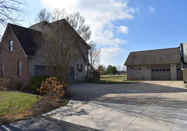 Homes for sale in Paducah, KY | 8255 Old Lovelaceville Rd, Paducah, KY 42001 | MLS# 26015898