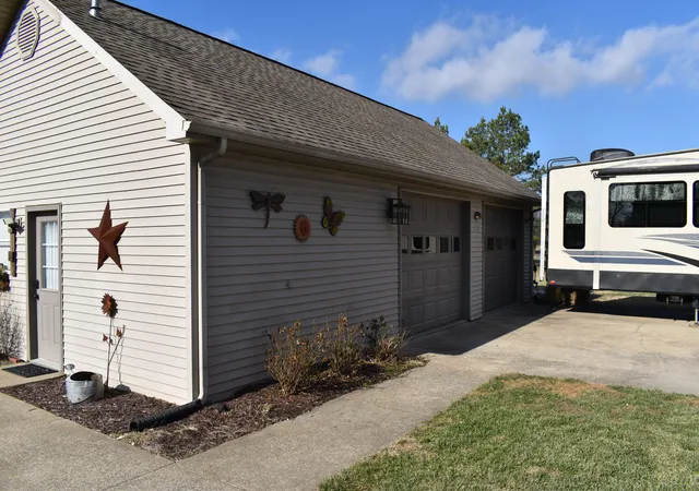 Homes for sale in Paducah, KY | 8255 Old Lovelaceville Rd, Paducah, KY 42001 | MLS# 26015898