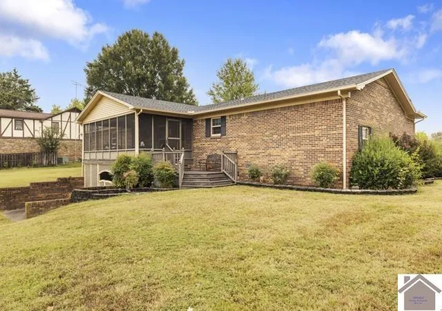Homes for sale in Mayfield, KY | 281 Lakeview Dr, Mayfield, KY 42066 | MLS# 26015923