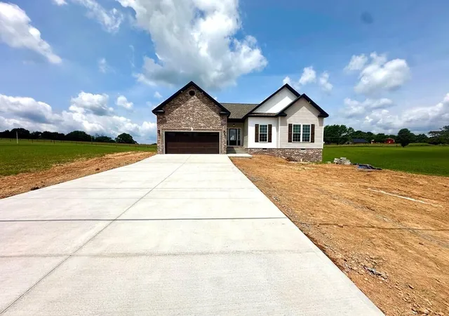 Homes for sale in Cadiz, KY | 77 77 Bakersfield Dr Dr, Cadiz, KY 42211 | MLS# 26015916