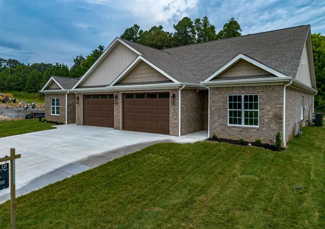 Photo 2 of Sale Pending at 160 Hidden Valley Dr, Paducah, KY 42003 | MLS# 26018468 | Listing updated on 2026-08-13