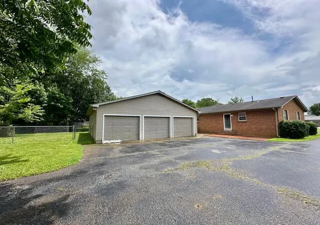 Homes for sale in Murray, KY | 1704 Keenland, Murray, KY 42071 | MLS# 26015978