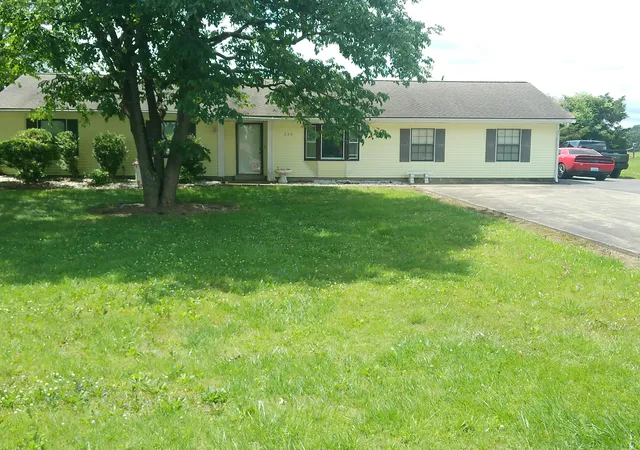 Photo 2 of Sale Pending at 225 Wilton Cir, Paducah, KY 42003 | MLS# 26015980 | Listing updated on 2026-08-19