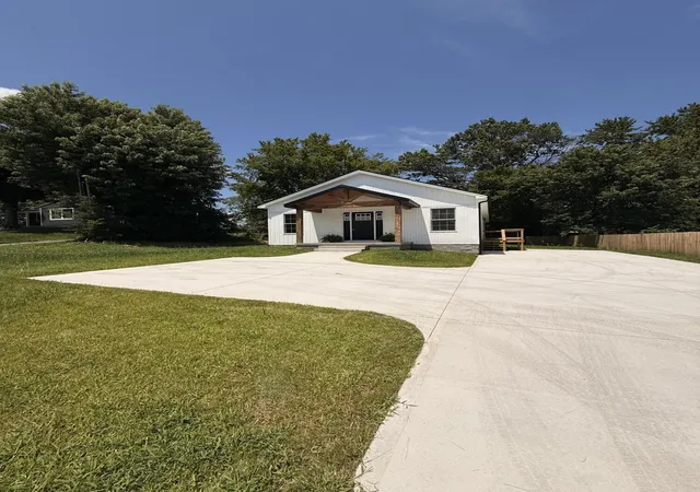 Homes for sale in Junction City, KY | 1011 W Shelby St, Junction City, KY 40440 | MLS# 26016071