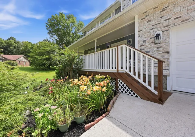 Photo 4 of Sale Pending at 3826 Hickory Hl Dr, Somerset, KY 42503 | MLS# 26016204 | Listing updated on 2026-10-08