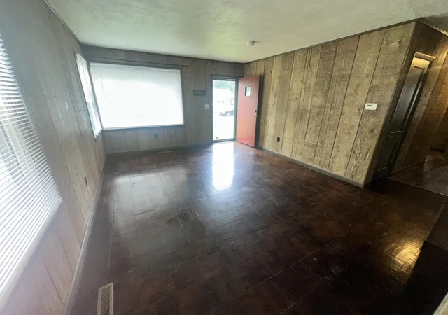 Photo 3 of Sale Pending at 935 Lorine Ln, Paducah, KY 42001 | MLS# 26016066 | Listing updated on 2026-08-28