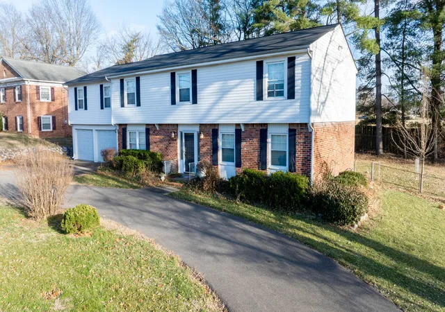 2nd image of 4340 Meadow Ln, Paducah, KY 42001 | MLS# 26017010