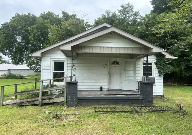 Sale Pending at 212 S 1st Street, Mayfield, KY 42066 | MLS# 26016088 | Listing updated on 2026-07-31