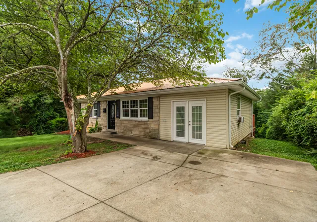 2nd image of 313 Maple St, Columbia, KY 42728 | MLS# 26017242