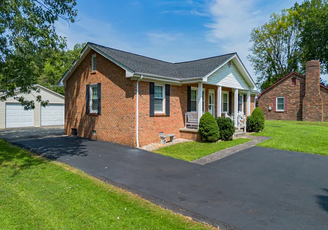 Photo 3 of Sale Pending at 3725 Old Mayfield Rd, Paducah, KY 42003 | MLS# 26022076 | Listing updated on 2026-09-18
