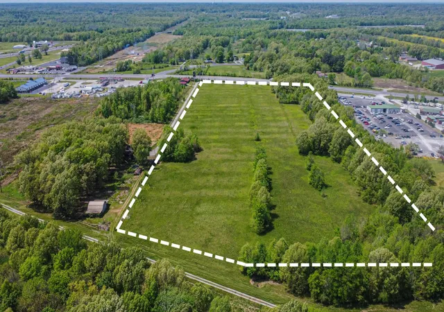 Photo 3 of Sale Pending at 2630 John L Puryear Dr, Paducah, KY 42003 | MLS# 26016268 | Listing updated on 2026-08-08
