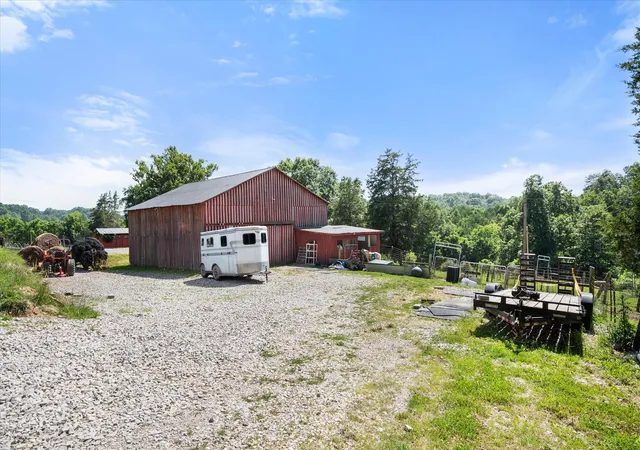 Photo 3 of Sale Pending at 4061 Mink Run Rd, Frankfort, KY 40601 | MLS# 26016274 | Listing updated on 2026-08-27