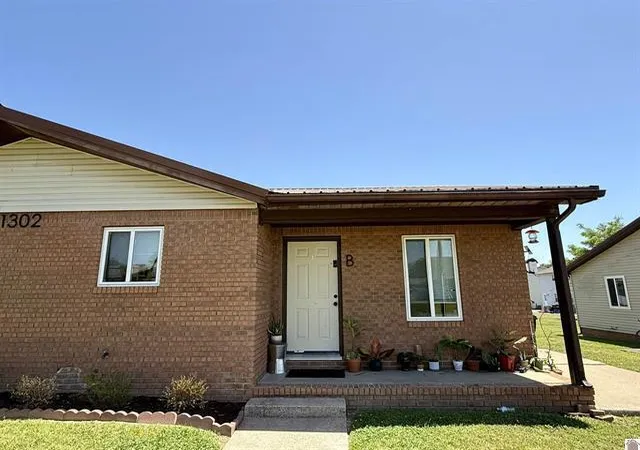 Homes for sale in Murray, KY | 1302 Valleywood Dr, Murray, KY 42071 | MLS# 26017162