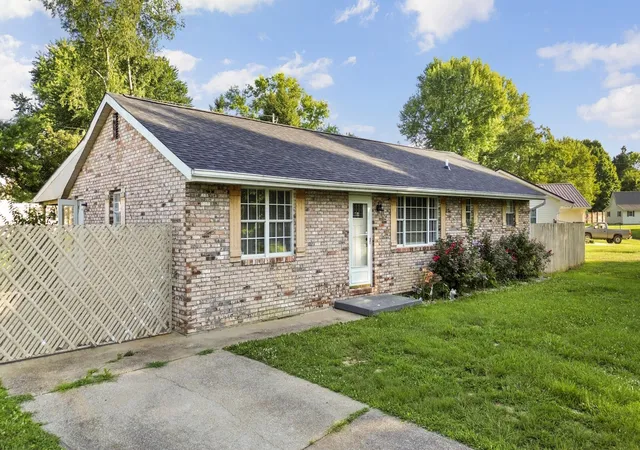 Homes for sale in Somerset, KY | 300 Oak Grove Ln, Somerset, KY 42501 | MLS# 26016330